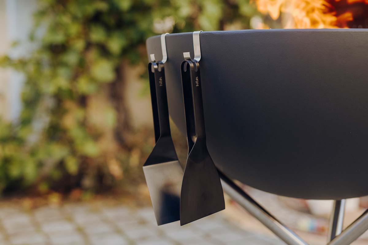 Grattoir noir Un brasero noir avec un feu à l'arrière-plan, le grattoir noir 00857 complète le moment avec son design réfléchi.