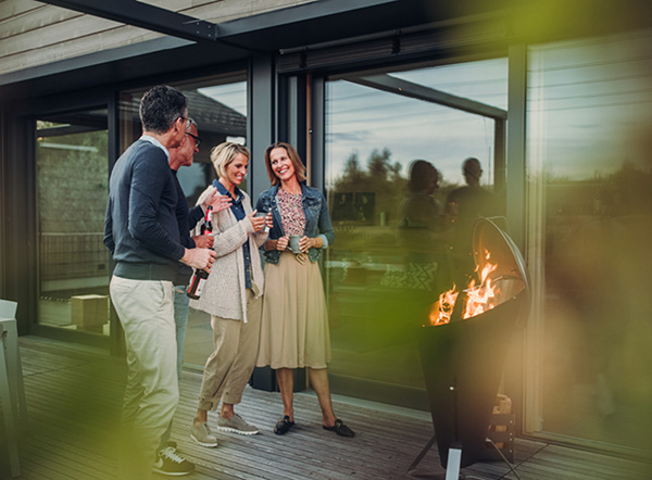 Freunde fürs Leben Auf diesem Bild ist ein Paar auf einer Terrasse zu sehen.