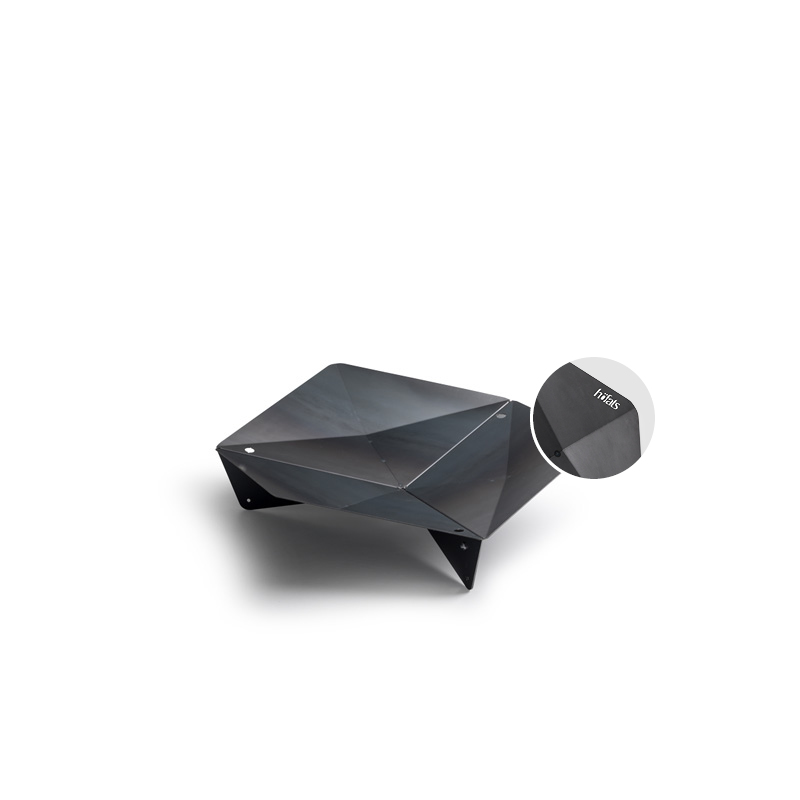 TRIPLE 90 Feuerschale auf einem weißen Hintergrund