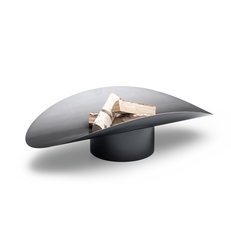 La photo présente un chapeau noir avec un tas de bois, avec le bol à feu ELLIPSE.