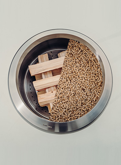 Un bol en métal rempli de bâtons de bois.