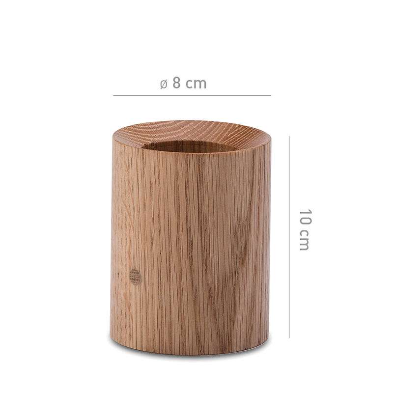 Dieses Bild zeigt einen hölzernen Hocker mit einer Höhe von 6 Zoll, mit der Holzbasis für den Blasebalg und die Feuerzange.