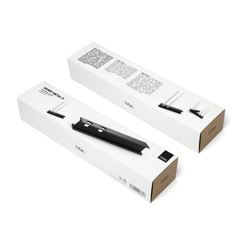 HENRY METAL I+II Kerzenhalter-Set schwarz Eine einladende Szene hebt die Verpackung des Henry Metal II hervor und fügt sich nahtlos in ihre Umgebung ein.