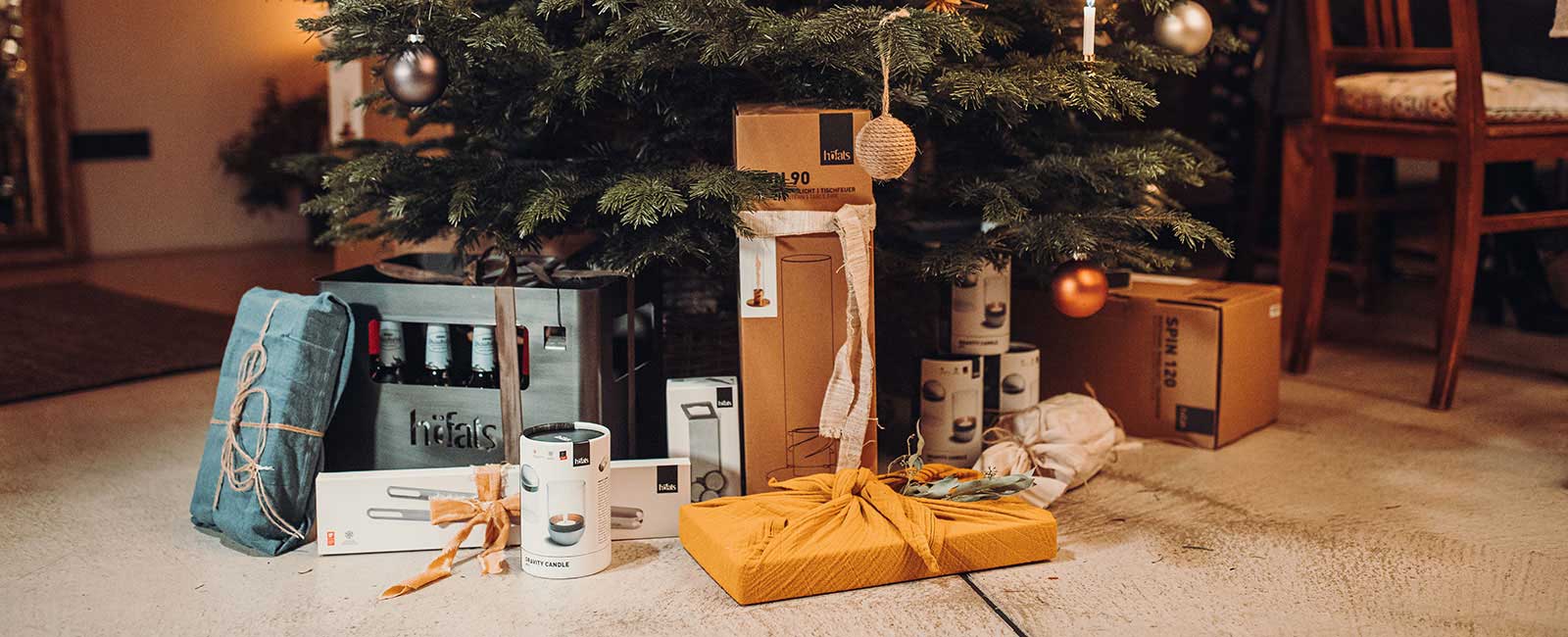 Ein Weihnachtsbaum mit Geschenken auf dem Boden