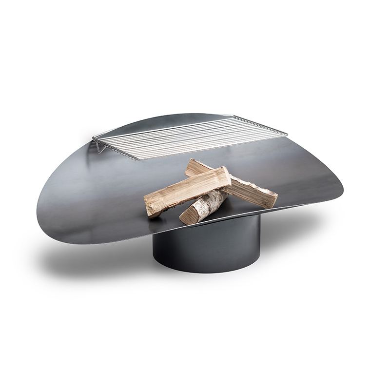 Das Foto zeigt einen Grill mit einem Holzgriff und dem ELLIPSE Rost.
