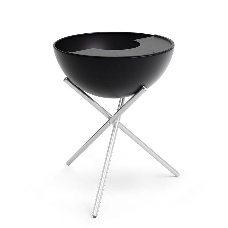 BOWL 70 Plancha Eine einladende Szene mit einer schwarzen Schale auf einem Metallständer, die durch die Anwesenheit der 00263 Bowl 70 Plancha hervorgehoben wird.