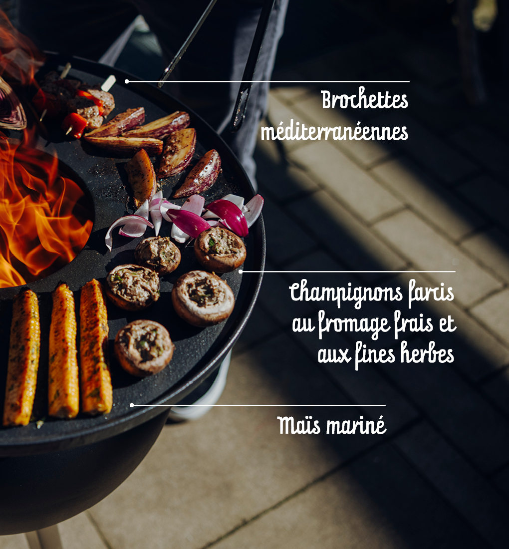 Une élégante plaque métallique noire offre amplement d'espace pour saisir et griller - faisant partie de la polyvalente Moon Plancha.