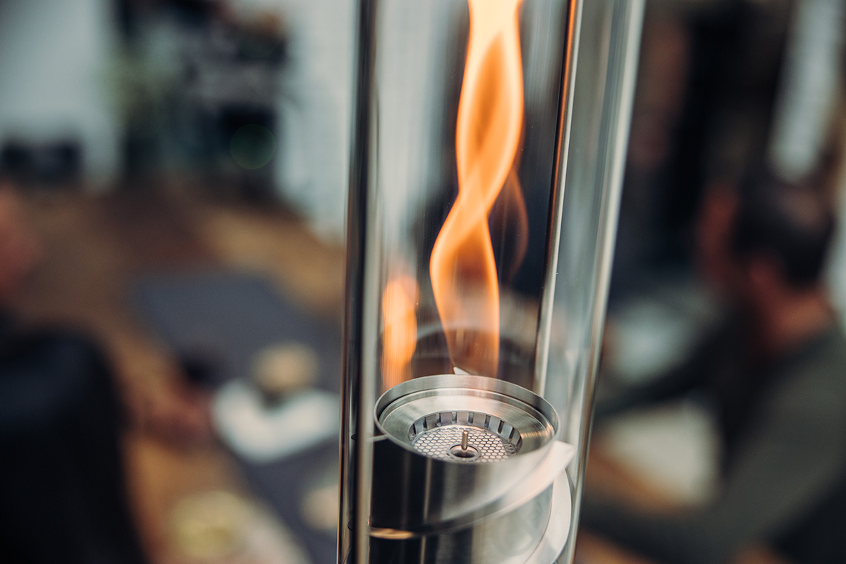 Der Spin 900 Hängefeuer wird als Glas mit Feuer darin dargestellt, was ein stilvolles und zugängliches Bild ergibt.