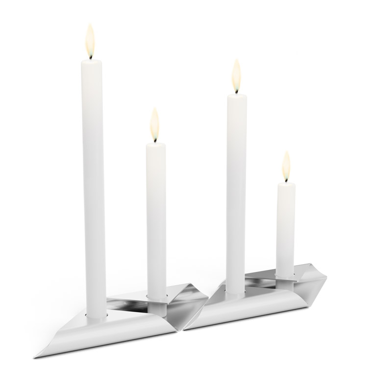 SQUARE CANDLE Ensemble de bougeoirs argent Cette image montre une paire de bougies dans un porte-bougie blanc, avec l'ensemble de porte-bougies SQUARE CANDLE en argent.