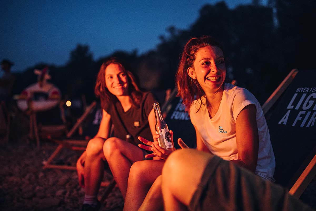 SHIRT femmes blanc S Deux femmes assises sur une chaise de plage la nuit.