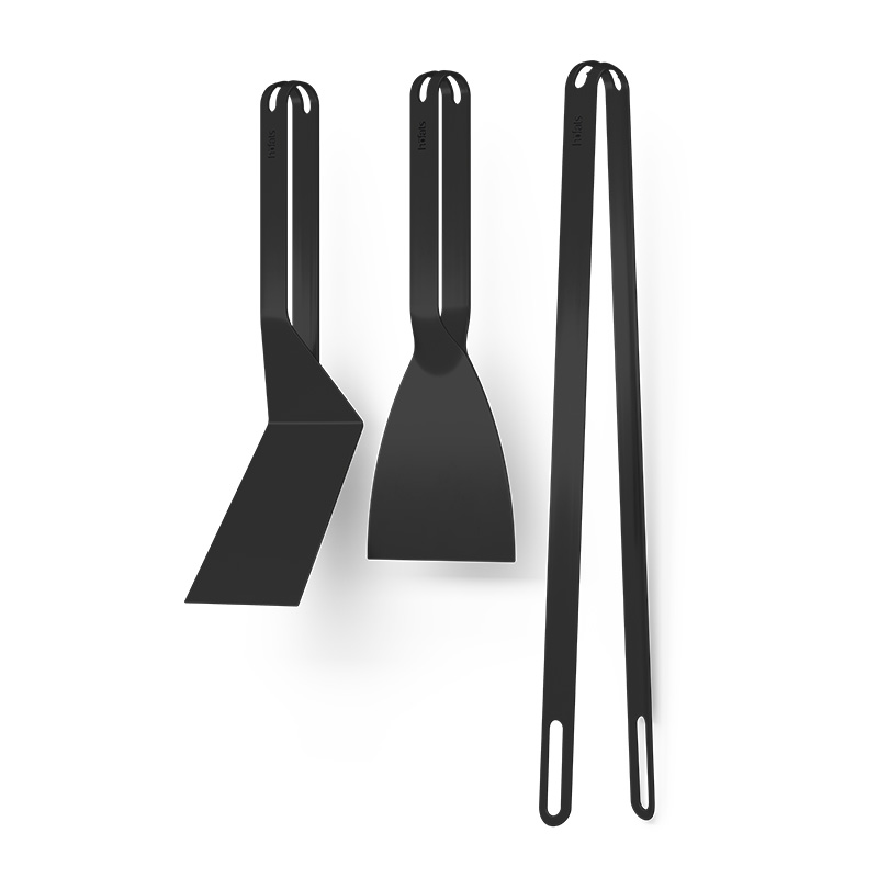 BBQ-Tool-Set schwarz (3-teilig) Szene mit einem Paar schwarzer Metallutensilien mit einem Pfannenwender und einem Schaber, das 00878 BBQ-Werkzeugset Schwarz besticht durch seine praktische Eleganz.