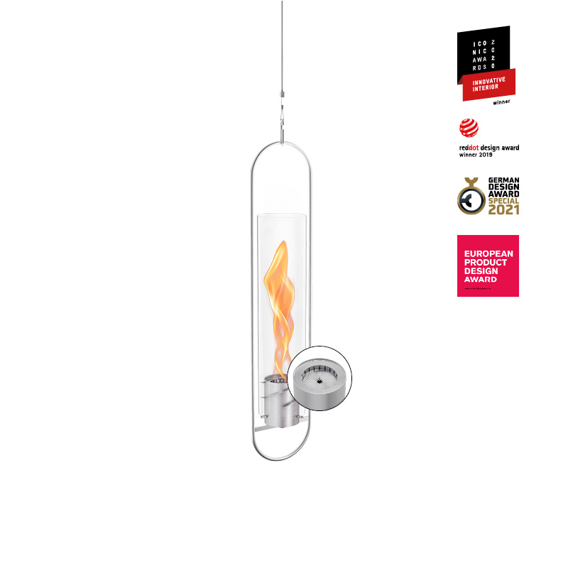 Ein Glaszylinder mit einer Flamme im Inneren des Spin 900 Hängefeuer ergänzt den Moment mit seinem durchdachten Design.